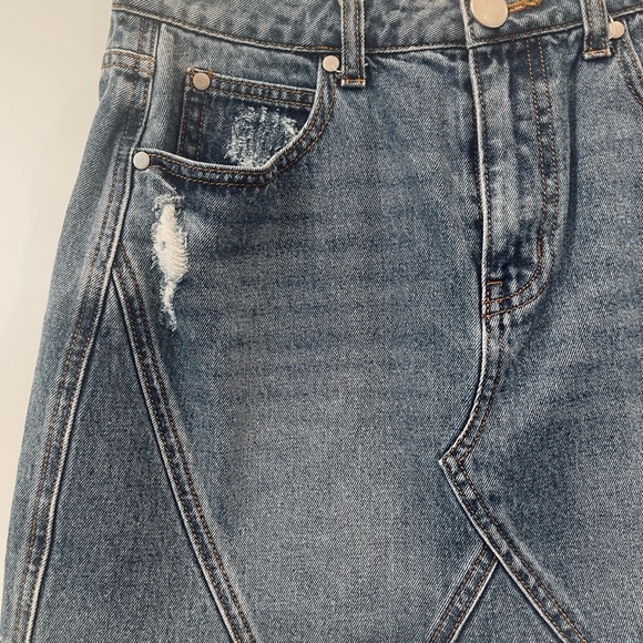 CAFFEINE Mini Denim Woman’s Skirt Light Wash with Frayed Hem. Size: Medium - Picture 3 of 6